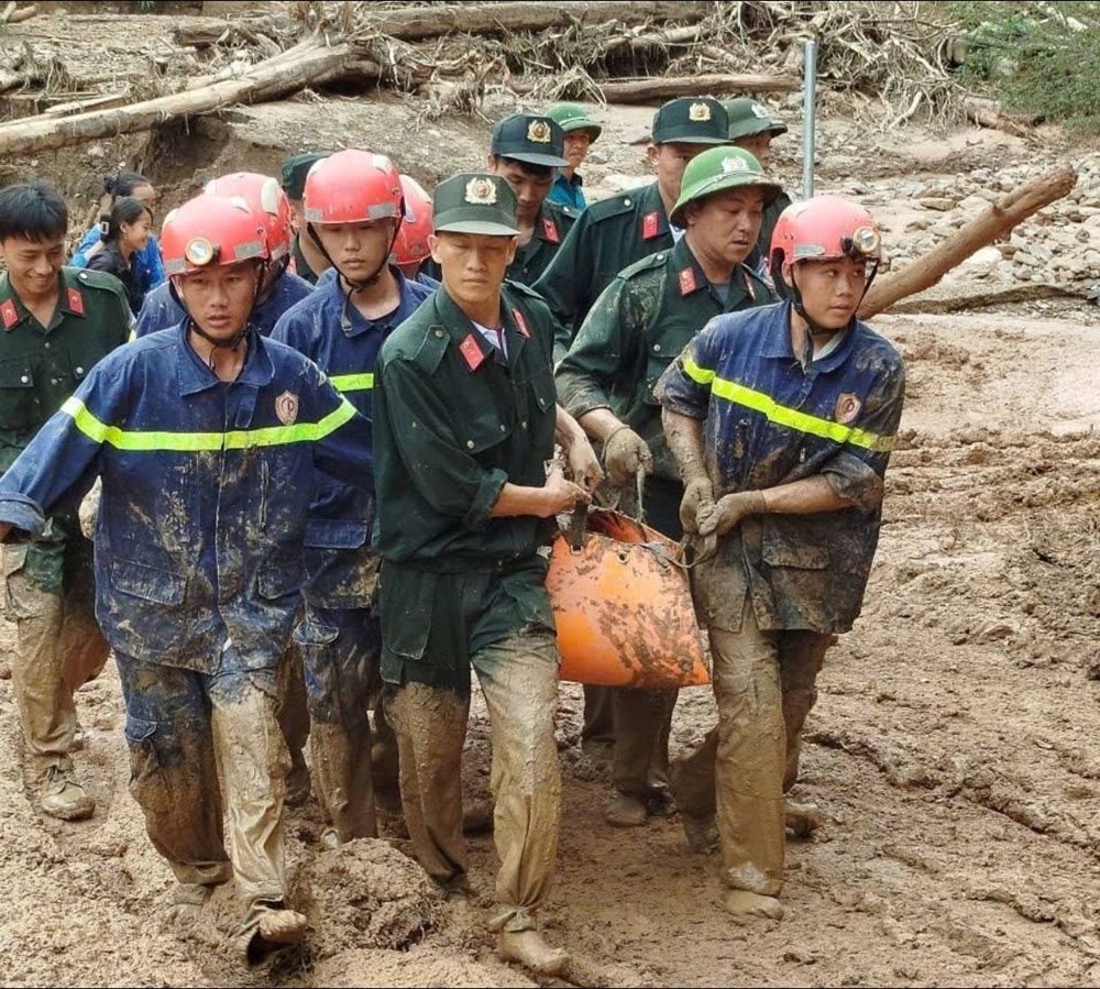 Lực lượng cứu hộ đang tích cực tìm kiếm nạn nhân (Ảnh IT)
