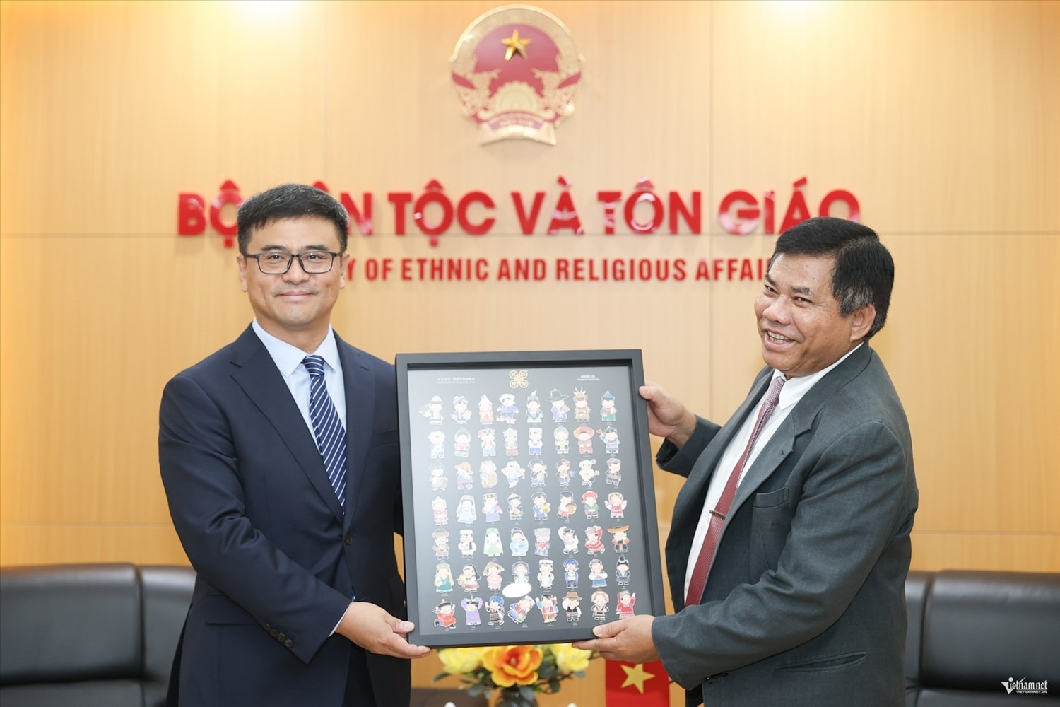 Giám đốc Đoàn Ca múa nhạc các dân tộc Trung ương Trung Quốc Vương Thành Cương tặng Thứ trưởng Y Thông bộ sưu tập về 56 dân tộc tại Trung Quốc Giám đốc Đoàn Ca múa nhạc các dân tộc Trung ương Trung Quốc Vương Thành Cương tặng Thứ trưởng Y Thông bộ sưu tập về 56 dân tộc tại Trung Quốc