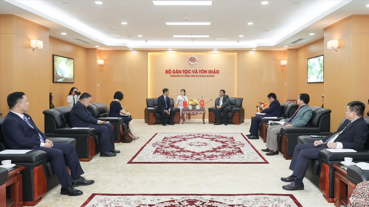 Toàn cảnh buổi chào xã giao tại trụ sở Bộ Dân tộc và Tôn giáo Toàn cảnh buổi chào xã giao tại trụ sở Bộ Dân tộc và Tôn giáo