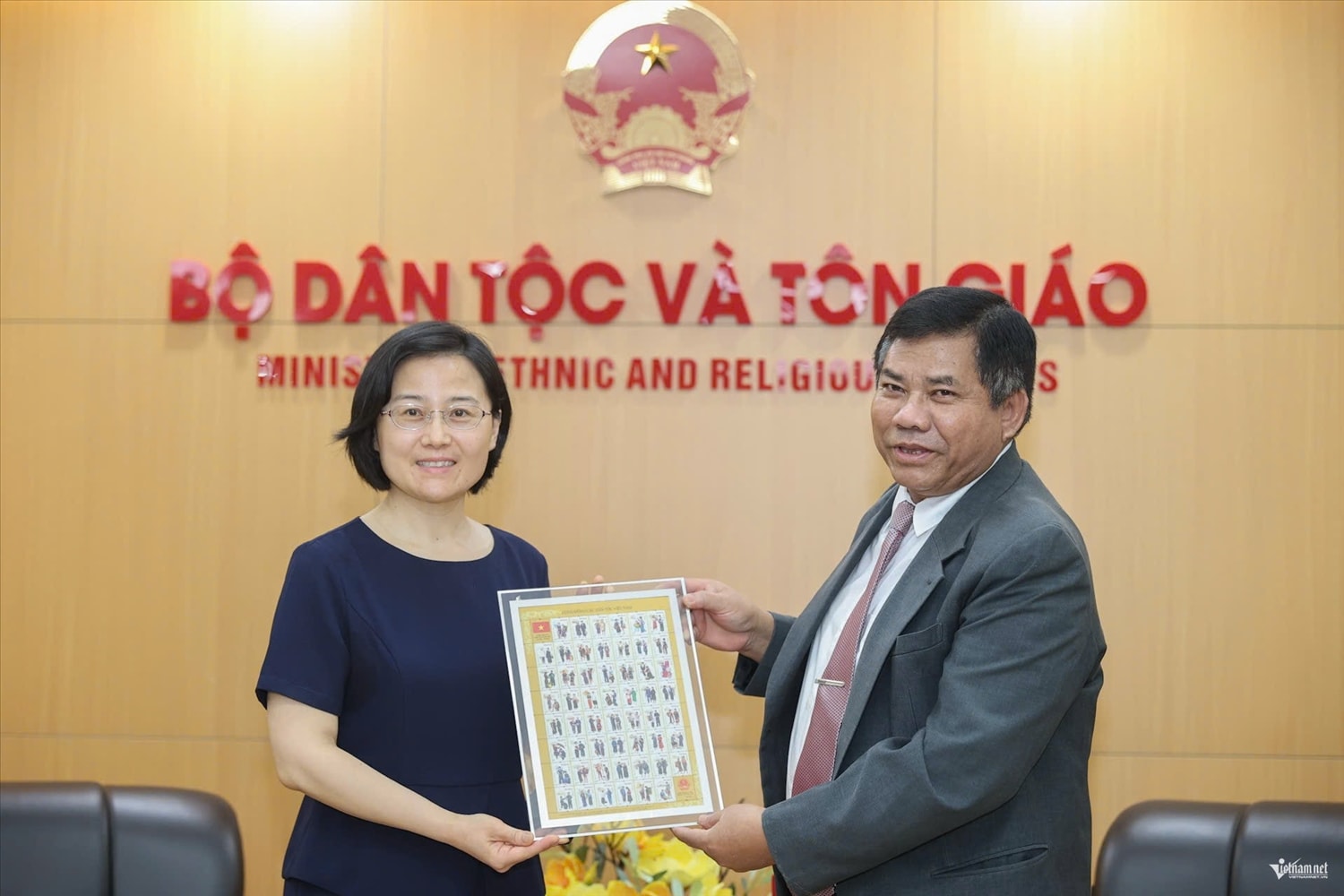 Toàn cảnh buổi chào xã giao tại trụ sở Bộ Dân tộc và Tôn giáo Thứ trưởng Y Thông tặng Phó Vụ trưởng Vụ Hợp tác quốc tế Triệu Tĩnh và các đại diện Ủy ban Dân tộc Nhà nước Trung Quốc món quà là bộ tem 54 dân tộc của Việt Nam