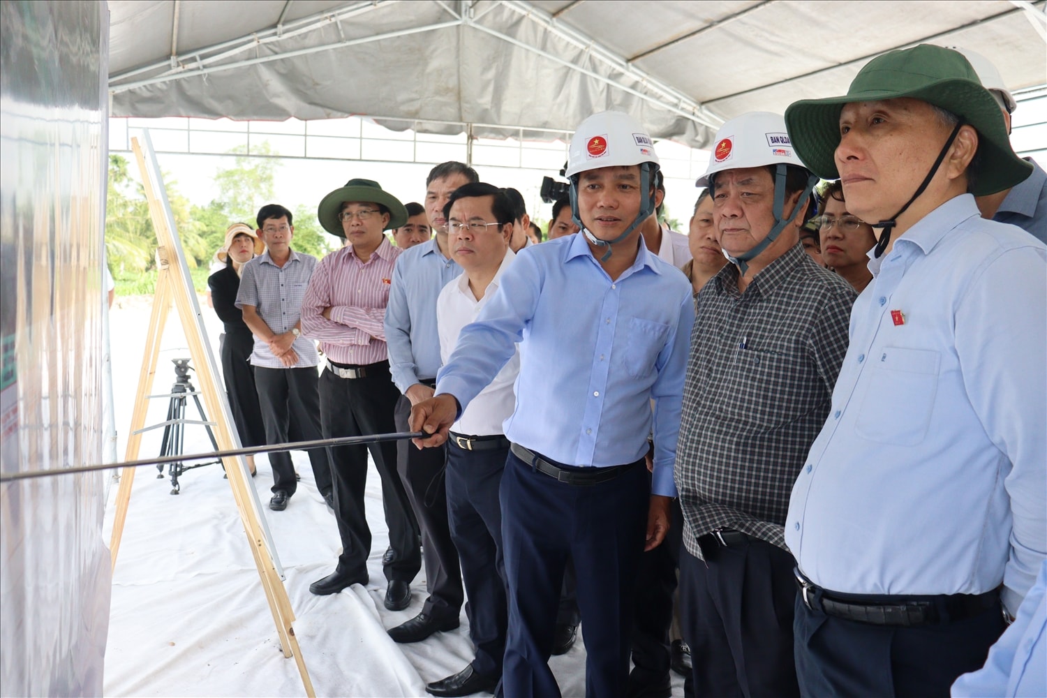  Phó Chủ tịch Quốc hội Lê Minh Hoan khảo sát Dự án đường Hồ Chí Minh tại xã Gò Quao. 