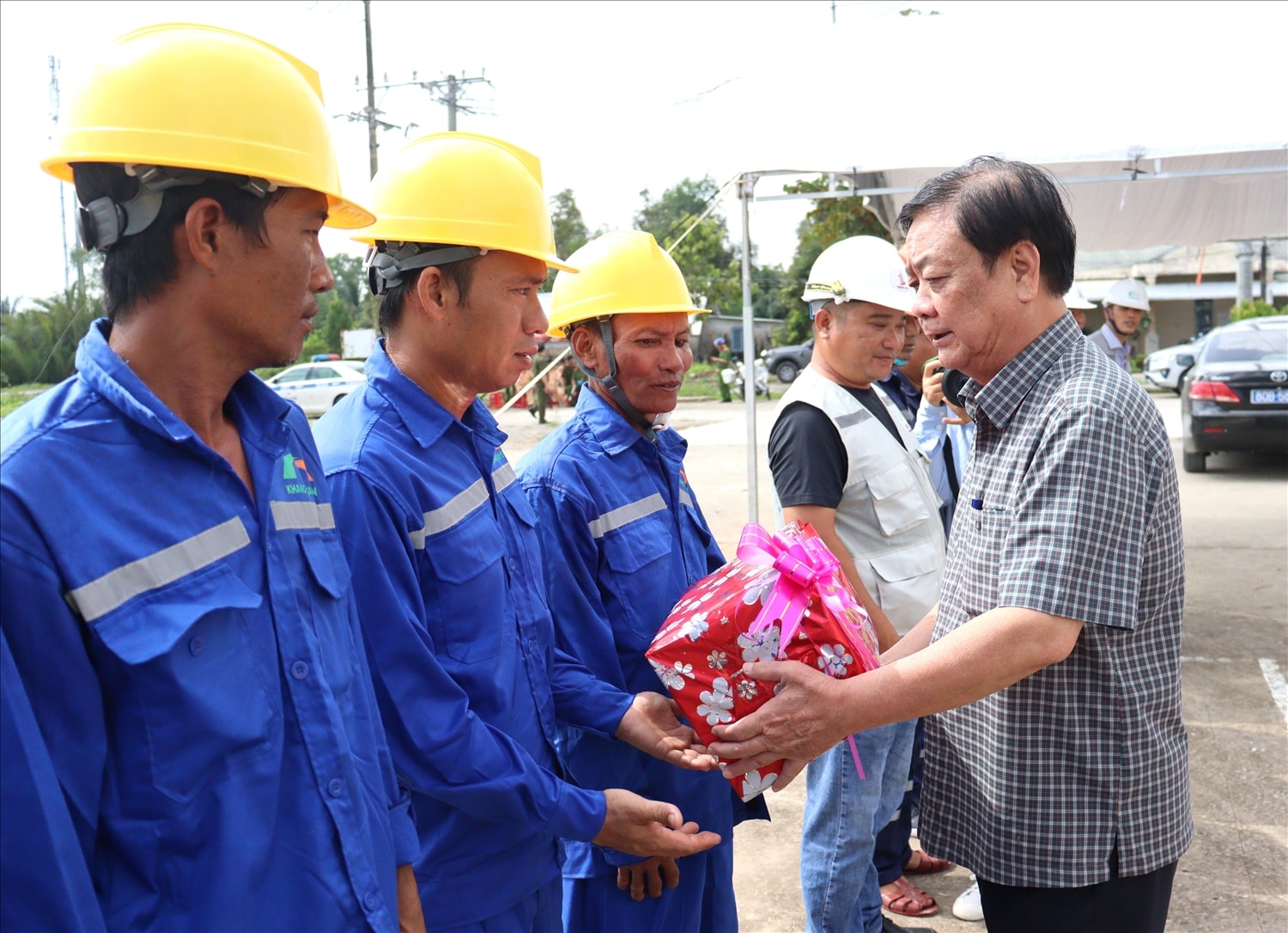 Phó Chủ tịch Quốc hội Lê Minh Hoan tặng quà cho cán bộ nhà thầu tham gia thi công Dự án đường Hồ Chí Minh tại xã Gò Quao.
