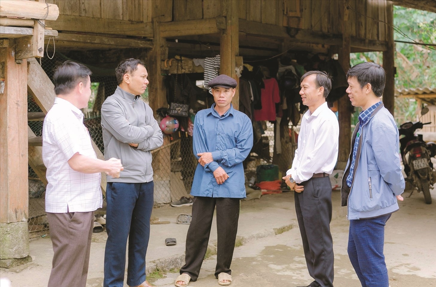 Phó Giám đốc Sở Dân tộc và Tôn giáo tỉnh Tuyên Quang Trần Đức Nghĩa (người thứ hai từ phải qua) thăm hỏi và đi kiểm tra công tác giảm nghèo tại xã Hồ Thầu tỉnh Tuyên Quang