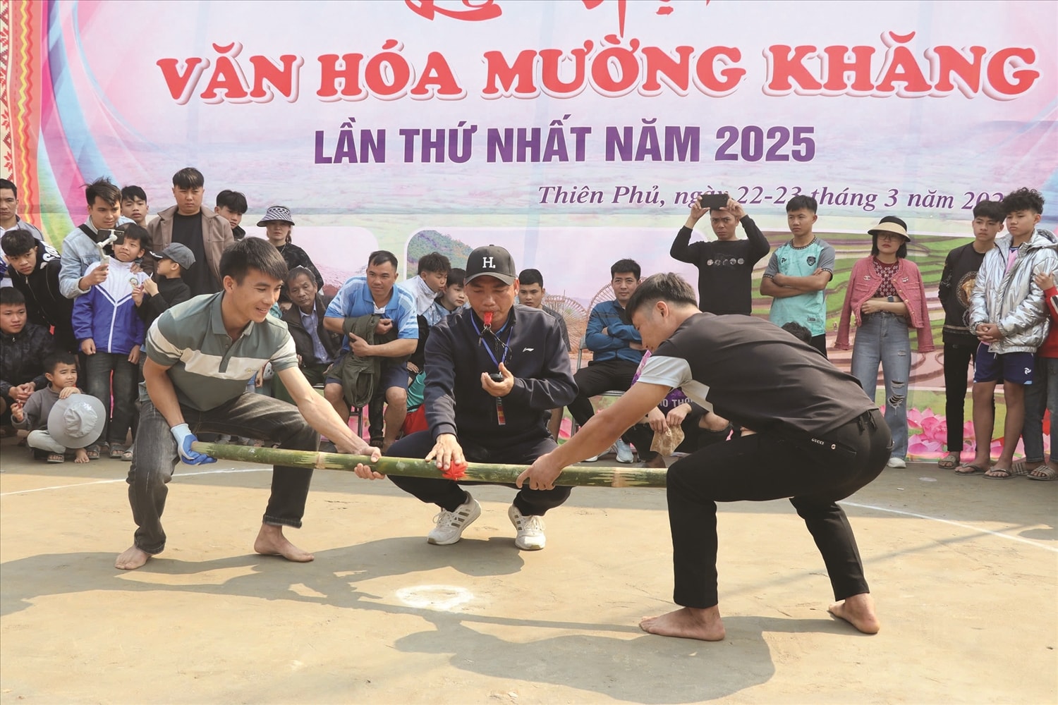 Thi đẩy gậy trong ngày hội văn hóa Mường Khăng năm 2025 Thi đẩy gậy trong ngày hội văn hóa Mường Khăng năm 2025