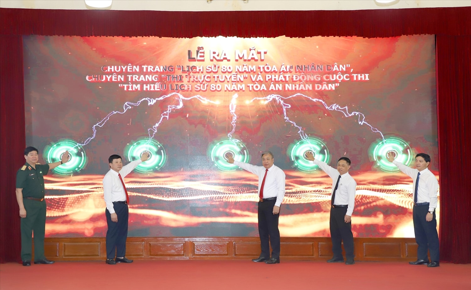 Các đại biểu bấm nút ra mắt Chuyên trang đặc biệt “Lịch sử 80 năm Tòa án Nhân dân”, Thi trực tuyến và phát động Cuộc thi “Tìm hiểu lịch sử 80 năm Tòa án Nhân dân”