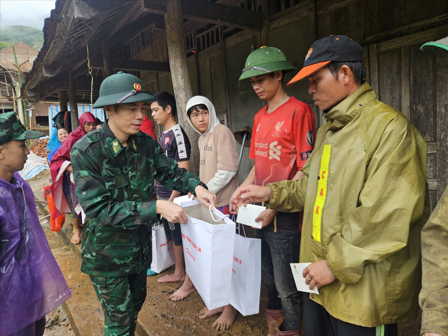 Đồn Biên phòng Mường Lèo hỗ trợ cho những gia đình bị ảnh hưởng bởi bão lũ ở bản Dầu, xã Púng Bánh