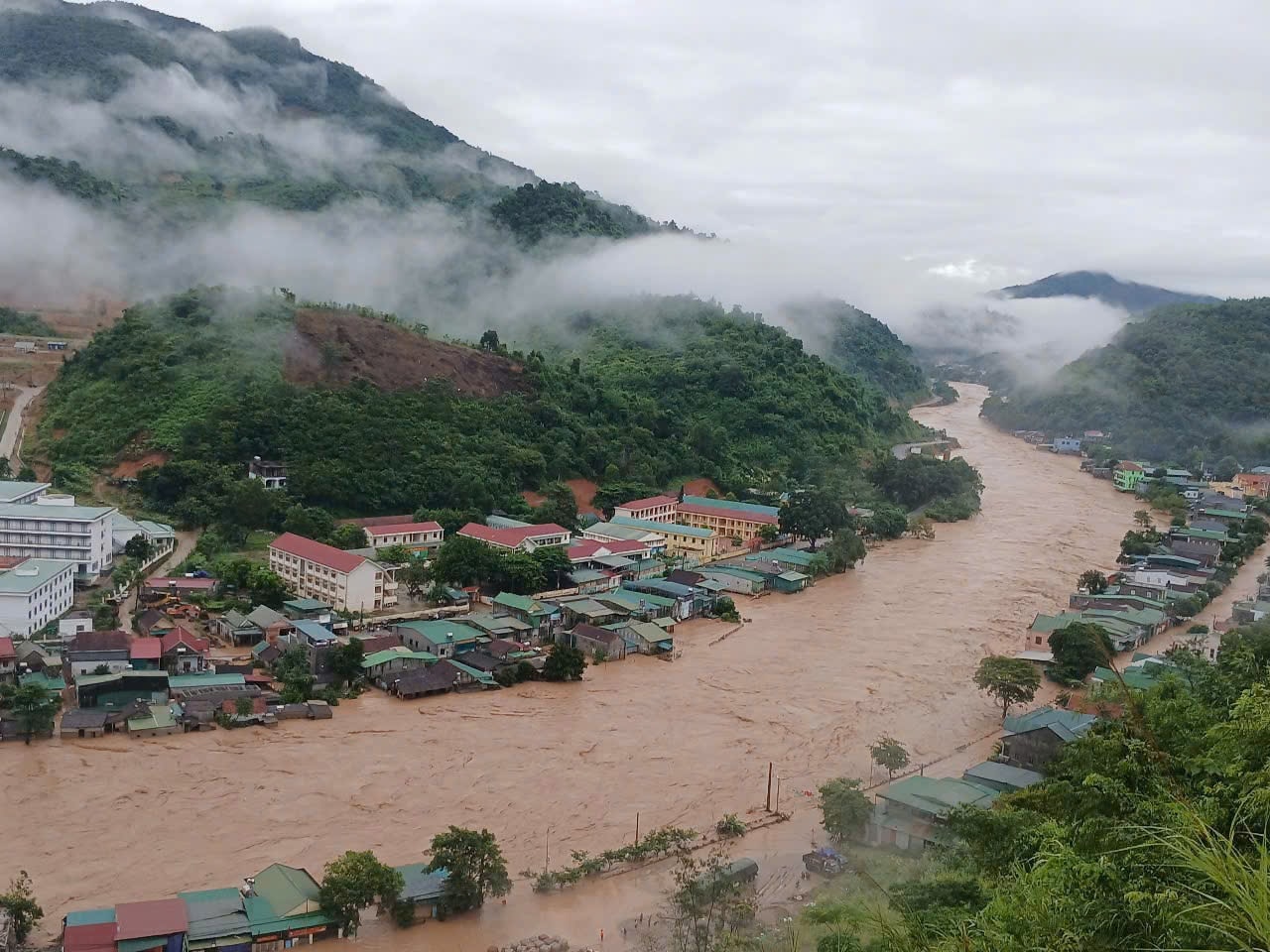 Lũ lụt cuốn trôi, ngập nặng hàng trăm căn nhà ở xã Mường Xén, tỉnh Nghệ An - Ảnh: Thanh Hải