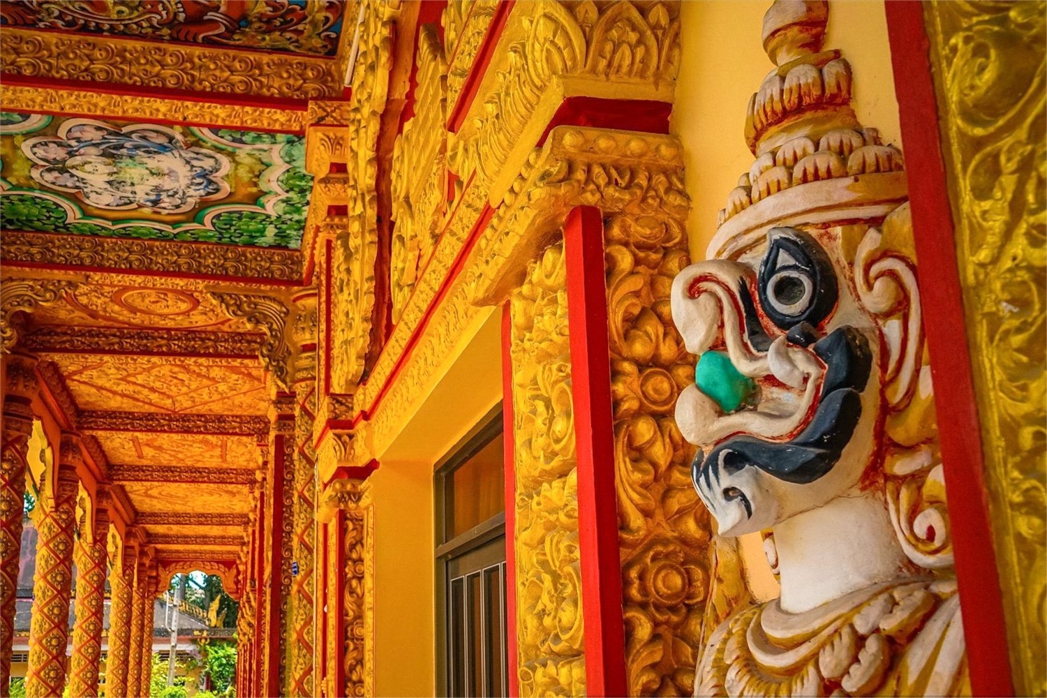 Dày đặc trên mái và các bức tường của ngôi sala được trang trí bởi các mô tip của văn hóa Khmer quen thuộc, như: Neak, tiên nữ Kenma, pháp luân… Phía ngoài, đặt hai bên được đặt hai tượng sư tử Rêachsei đầy oai vệ, như bảo vệ sự thanh tịnh nơi cửa Phật.