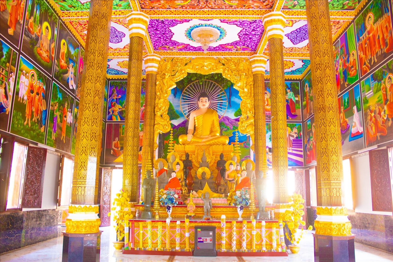 ‘Đồng bào Khmer có nền văn hóa phong phú. Về tín ngưỡng, bà con chủ yếu theo Phật giáo Nam tông. Vì thế, ở đâu có đông đồng bào Khmer sinh sống thì ở đó có chùa để bà con thuận tiện hành lễ. Ngoài là nơi sinh hoạt tôn giáo, tín ngưỡng, chùa Khmer còn là địa điểm giao lưu, bảo tồn văn hóa truyền thống’, Đại đức Thạch Bênh cho hay.