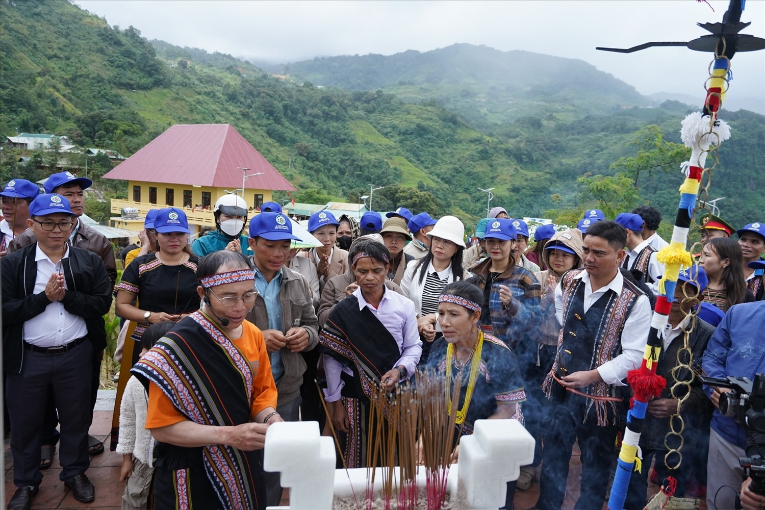 Lễ cúng Thần Sâm ở Trà Linh. (Ảnh Trà Mai). Lễ cúng Thần Sâm ở Trà Linh. (Ảnh Trà Mai).