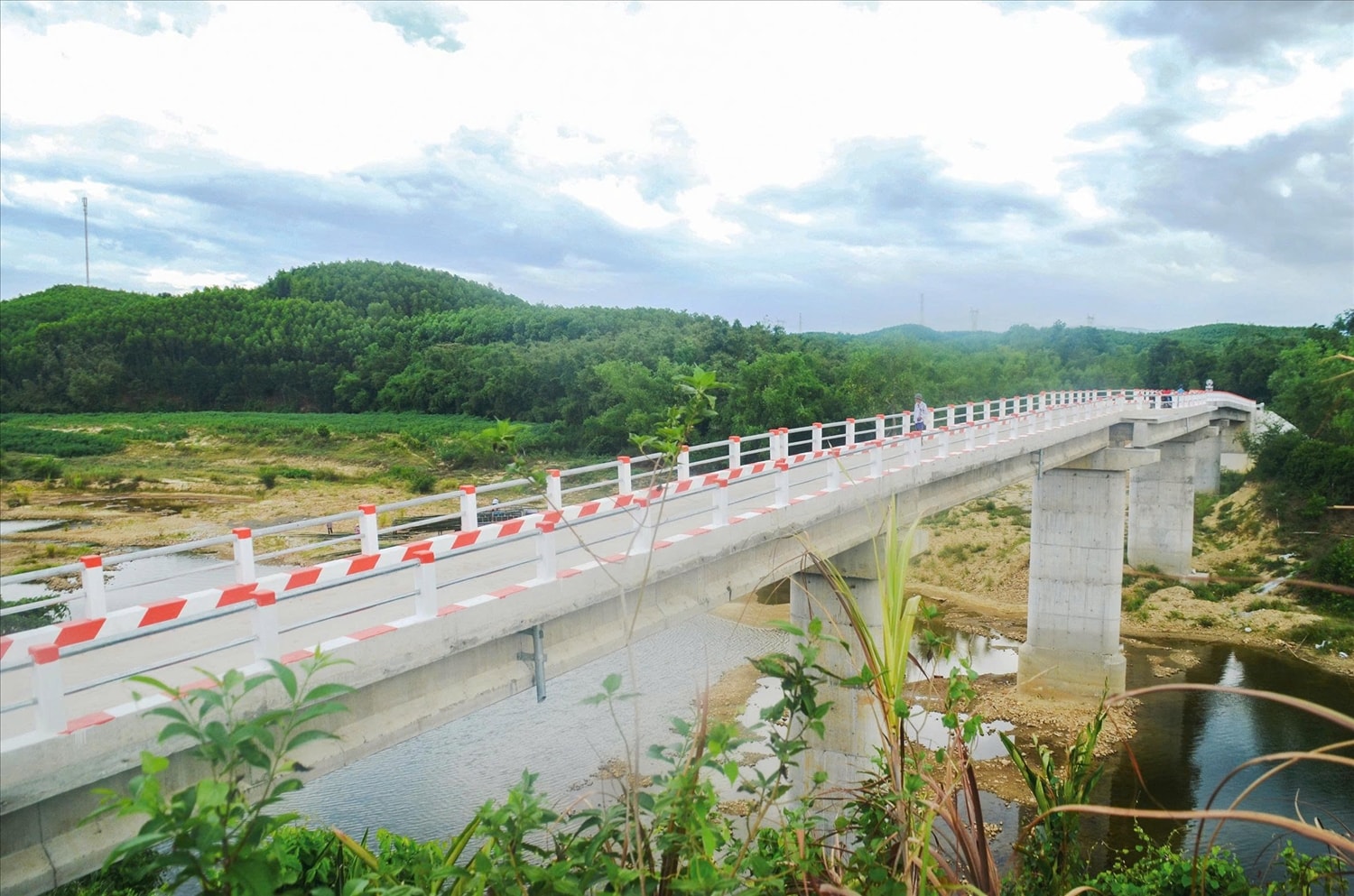 Chiếc cầu mơ ước nối đôi bờ sông Thác Ma của người dân thôn Khe Mương vừa được khánh thành Chiếc cầu mơ ước nối đôi bờ sông Thác Ma của người dân thôn Khe Mương vừa được khánh thành