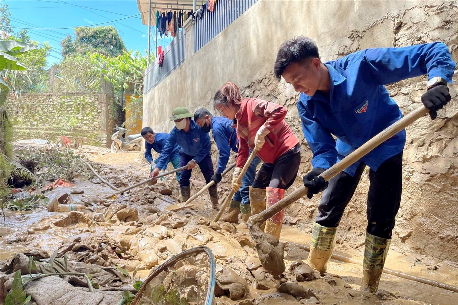 Màu áo xanh tình nguyện cùng bà con vùng lũ khắc phục hậu quả - Ảnh:  Thanh Quỳnh