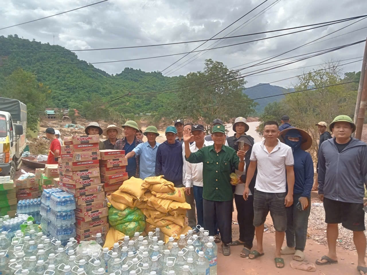 Xóm Đồng Hiền xã Vân Tụ (Nghệ An) vượt quãng đường hơn 300km tiếp ứng nhu yếu phẩm cho bà con bản Yên Hòa xã Mỹ Lý vào trưa ngày 31/7 - Ảnh: Thanh Hải