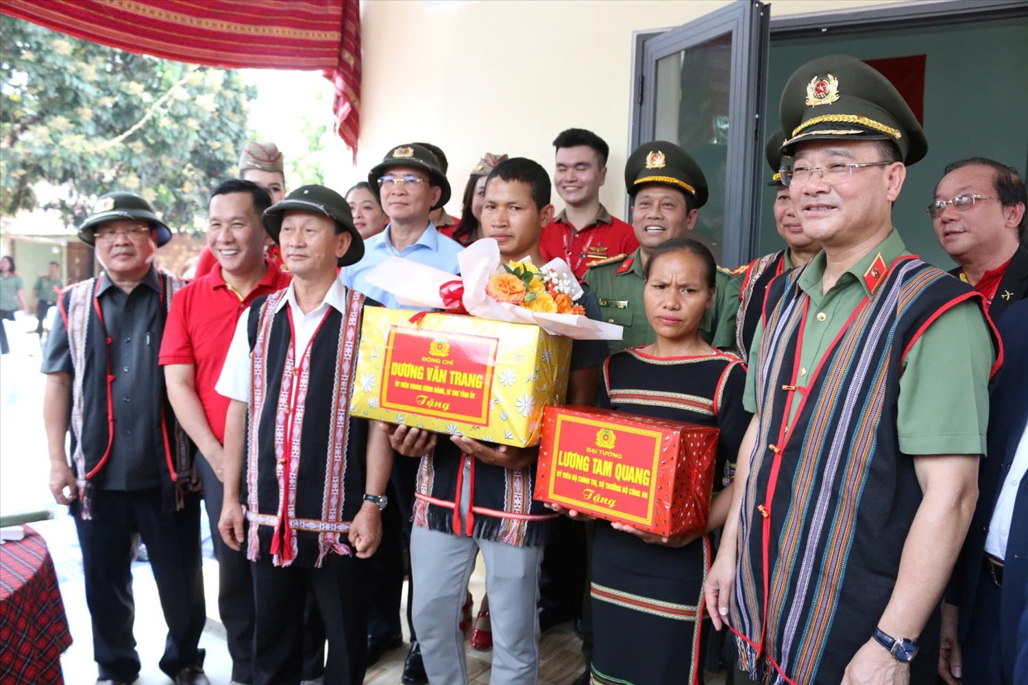 Gia đình chị Y Lan (xã Đăk Rơ Wa, tỉnh Quảng Ngãi)  vui mừng về nhà mới do Bộ Công an hỗ trợ kinh phí xây dựng- Ảnh Ngọc Thu