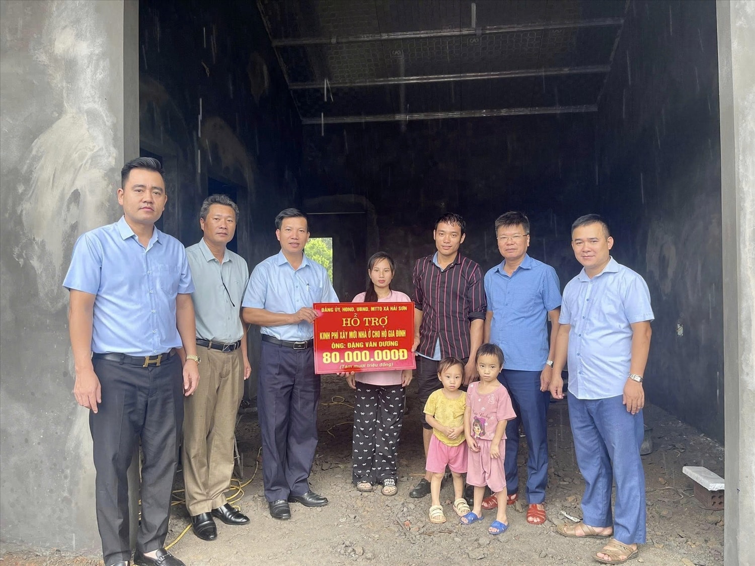 Lãnh đạo xã Hải Sơn trao hỗ trợ kinh phí xây nhà mới cho hộ gia đình trên địa bàn