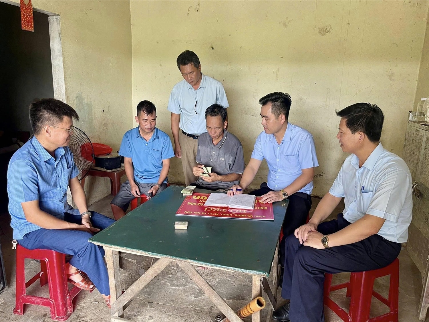 Các hộ phấn khởi đón nhận kinh phí hỗ trợ xây, sửa nhà