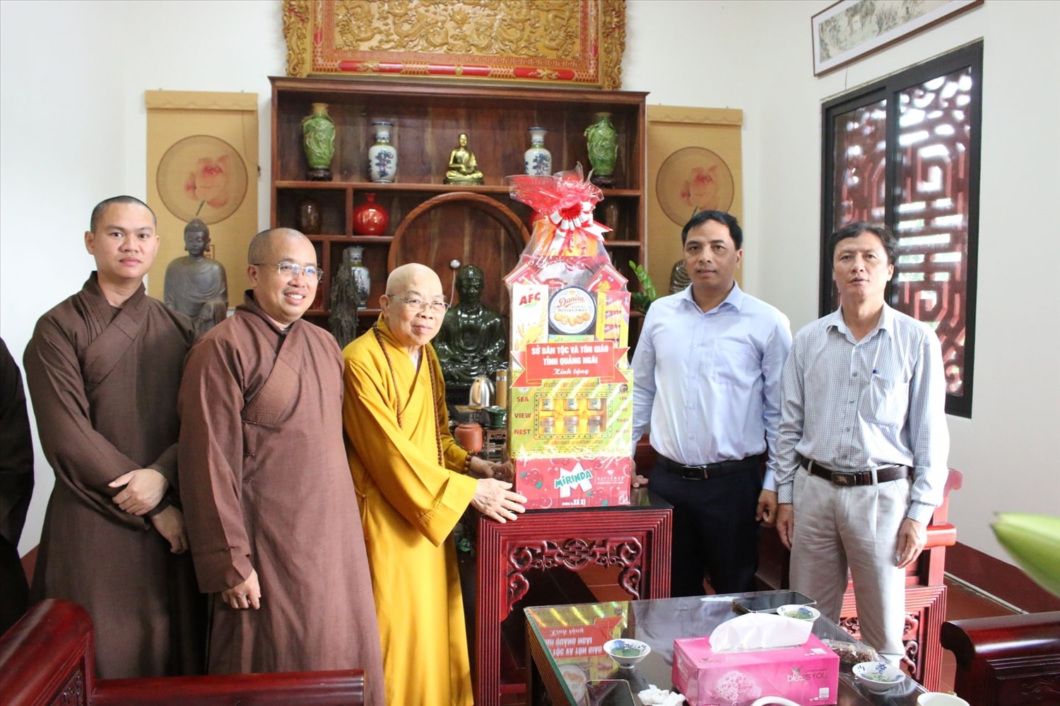 Lãnh đạo Sở Dân tộc và Tôn giáo tỉnh Quảng Ngãi tặng quà cho Hòa thượng Thích Quảng Xả (thứ 3 từ trái sang). (Ảnh: Ngọc Chí)