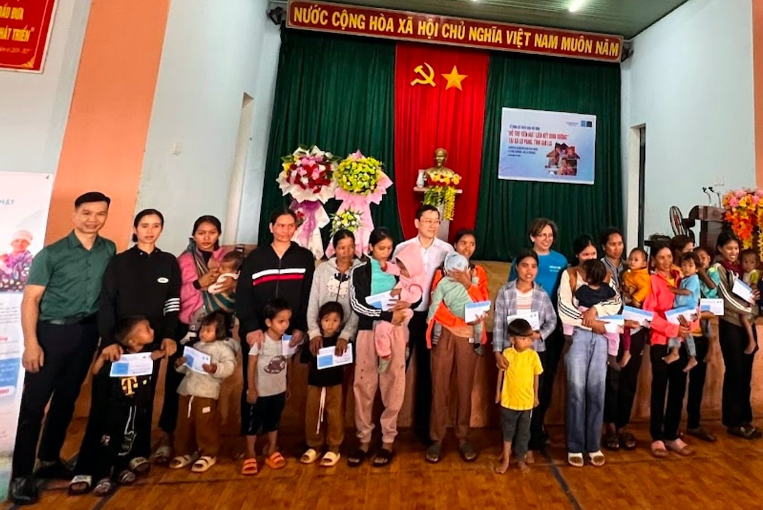 Hỗ trợ tiền mặt cho phụ nữ vùng khó xã Lơ Pang (Gia Lai)