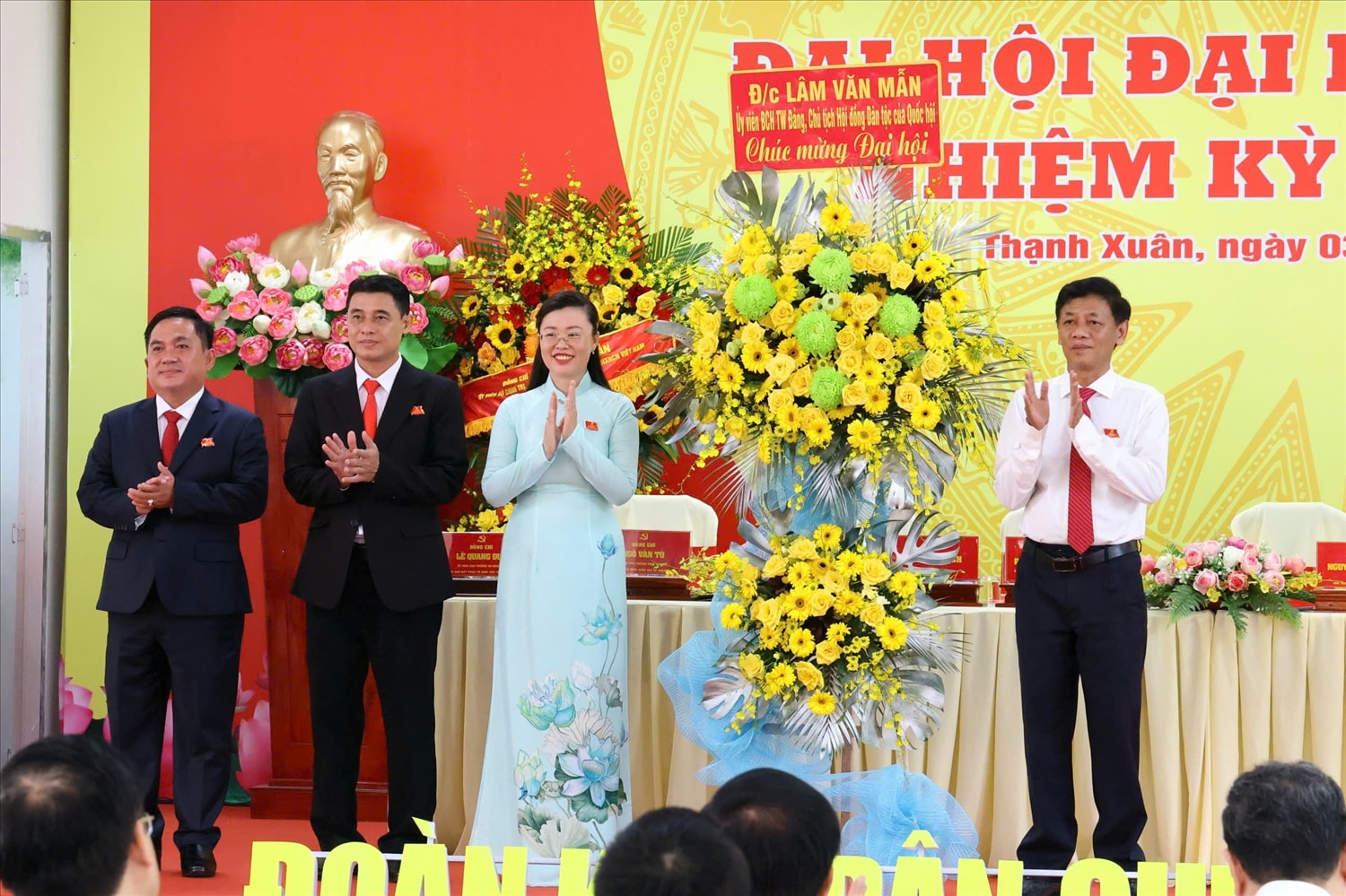Chủ tịch Hội đồng Dân tộc Lâm Văn Mẫn tặng hoa chúc mừng Đại hội