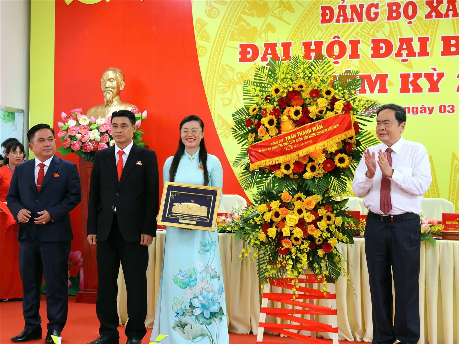 Chủ tịch Quốc hội Trần Thanh Mẫn tặng hoa chúc mừng Đại hội