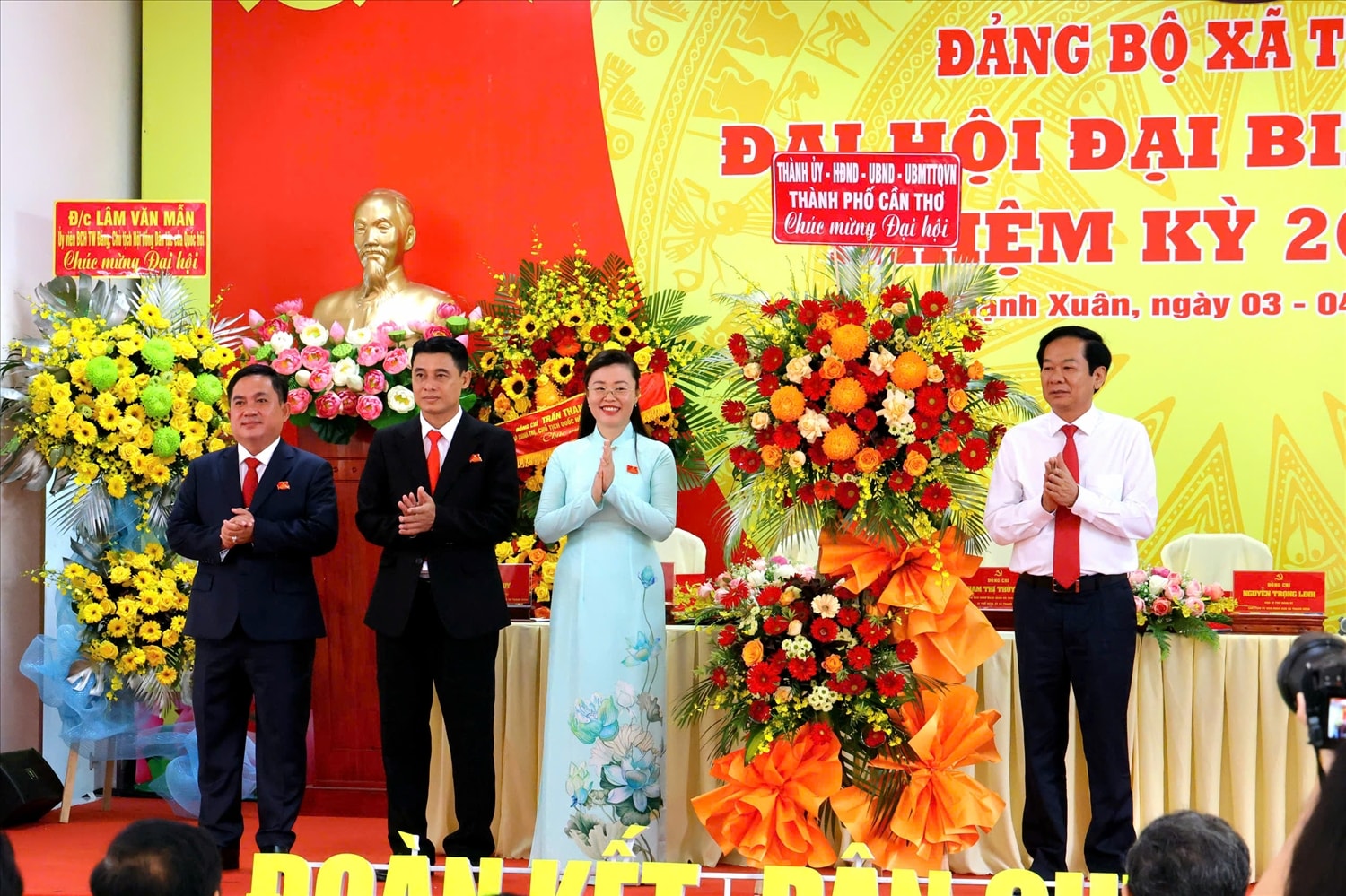 Bí thư Thành ủy Cần Thơ Đỗ Thanh Bình tặng hoa chúc mừng Đại hội