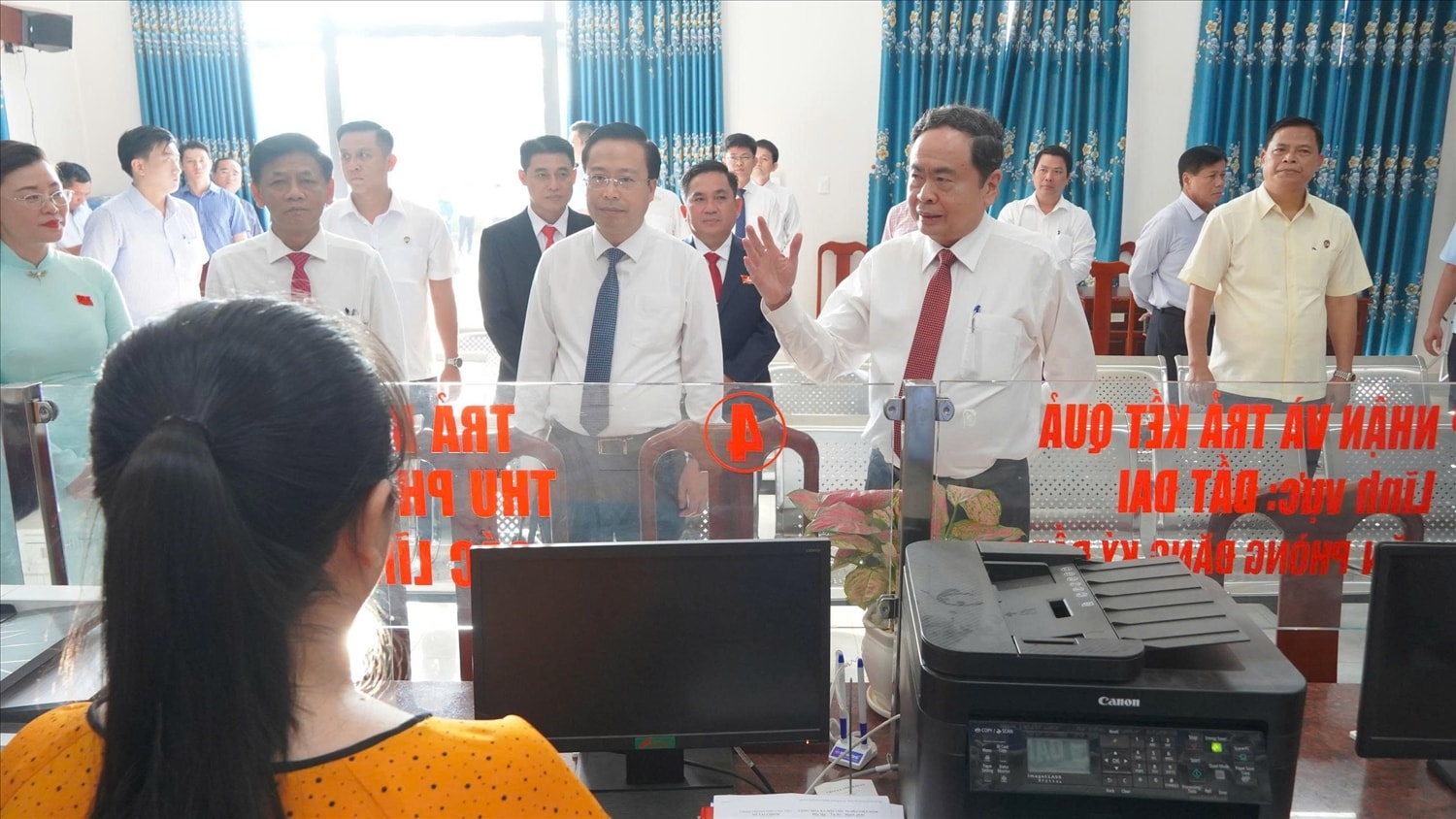Chủ tịch Quốc hội Trần Thanh Mẫn kiểm tra Trung tâm Phục vụ hành chính công xã Thạnh Xuân. (Ảnh: Tạ Quang)