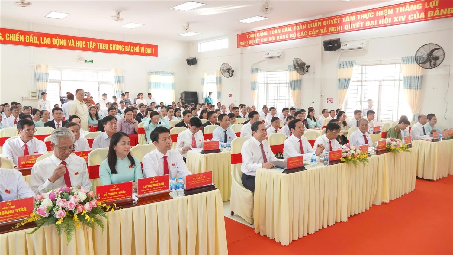Chủ tịch Quốc hội Trần Thanh Mẫn, Chủ tịch Hội đồng Dân tộc Lâm Văn Mẫn, Bí thư Thành ủy Cần Thơ Đỗ Thanh Bình và các đại biểu tham dự Đại hội