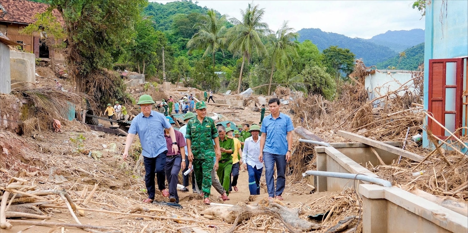 Bí thư Tỉnh ủy Nghệ An Nguyễn Đức Trung (bìa trái) kiểm tra, chỉ đạo khắc phục hậu quả lũ lụt ở xã Mỹ Lý - Ảnh: Phạm Bằng