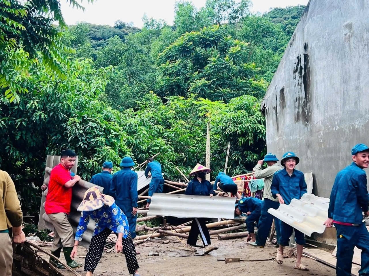 Chính quyền xã Lượng Minh chủ động, linh hoạt bố trí lực lượng tại chỗ ứng cứu với mưa lũ hiệu quả - Trong ảnh: Các lực lượng tại chỗ  xã Lượng Minh hỗ trợ người dân bản Lạ dọn dẹp sau lũ - Ảnh: Thanh  Hải