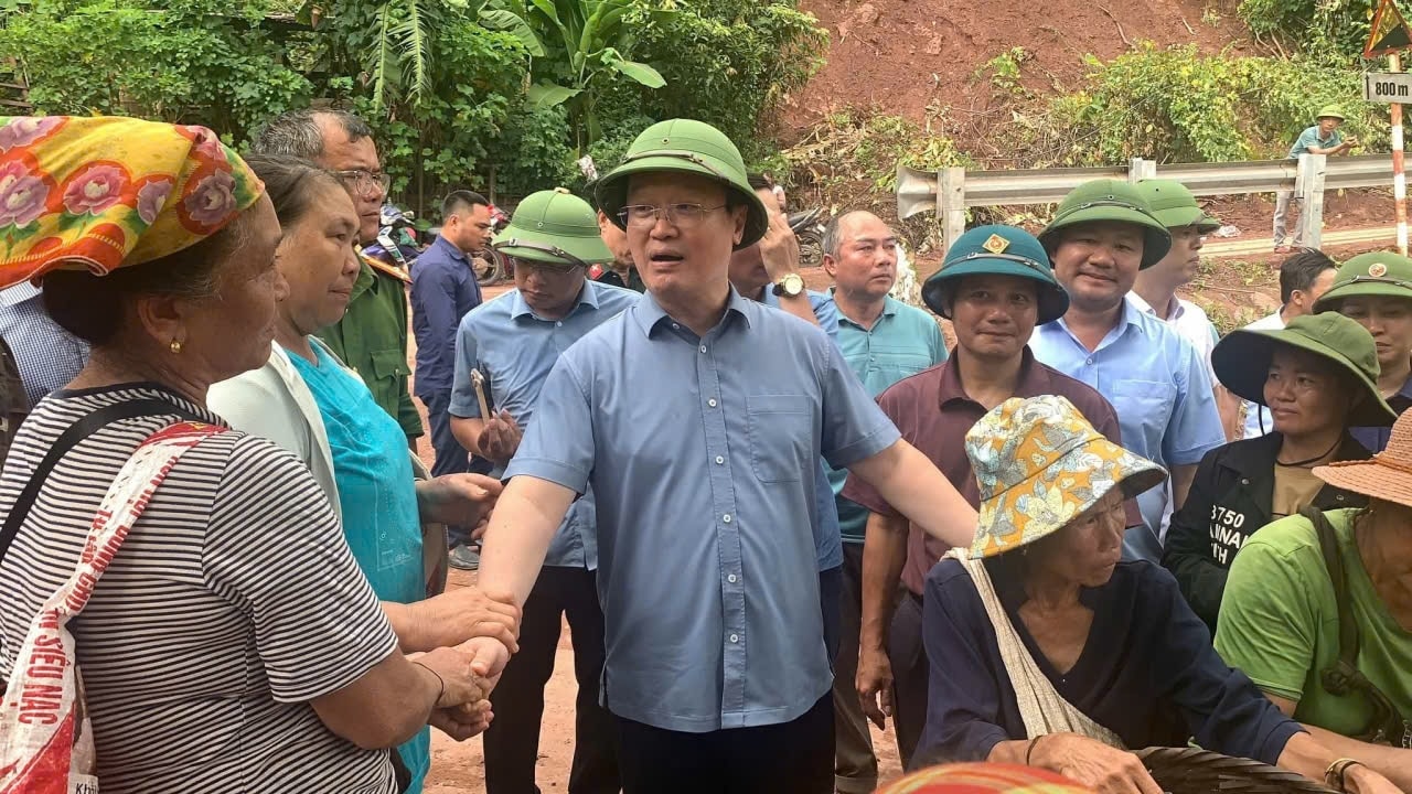 Bí thư Tỉnh ủy Nghệ An Nguyễn Đức Trung động viên, chia sẻ mất mát với bà con vùng lũ xã Mỹ Lý -  Ảnh:  Phạm Bằng