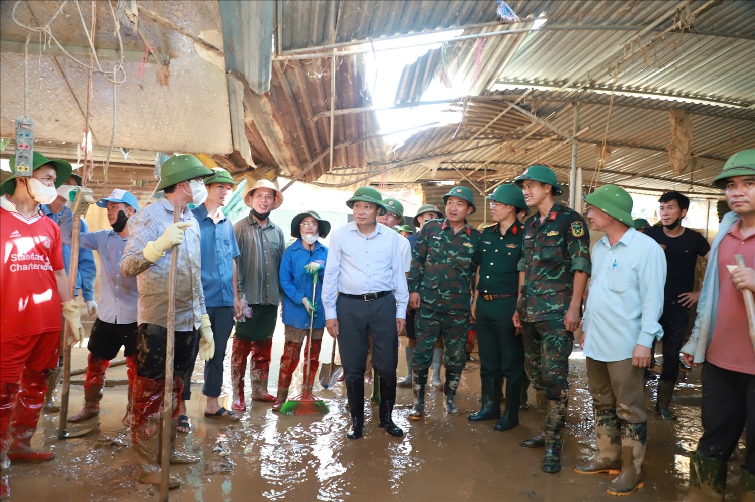 Chủ tịch UBND tỉnh Nghệ An Lê Hồng Vinh (ở giữa) kiểm tra, chỉ đạo công tác khắc phục hậu quả mưa lũ ở xã Tương Dương - Ảnh: Thành Duy