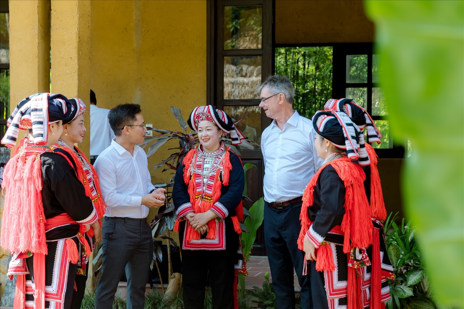 Câu chuyện văn hóa người Dao Đỏ được kể giữa núi rừng Thông Nguyên, qua nhịp cầu kết nối của những người làm du lịch Câu chuyện văn hóa người Dao Đỏ được kể giữa núi rừng Thông Nguyên, qua nhịp cầu kết nối của những người làm du lịch
