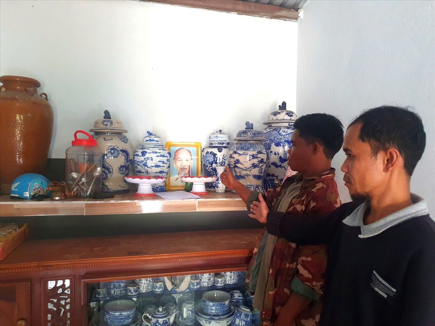 Bàn thờ Bác Hồ được gia đình anh A lăng Chinh đặt trang trọng trong căn nhà mới. (Ảnh Huy Trường).