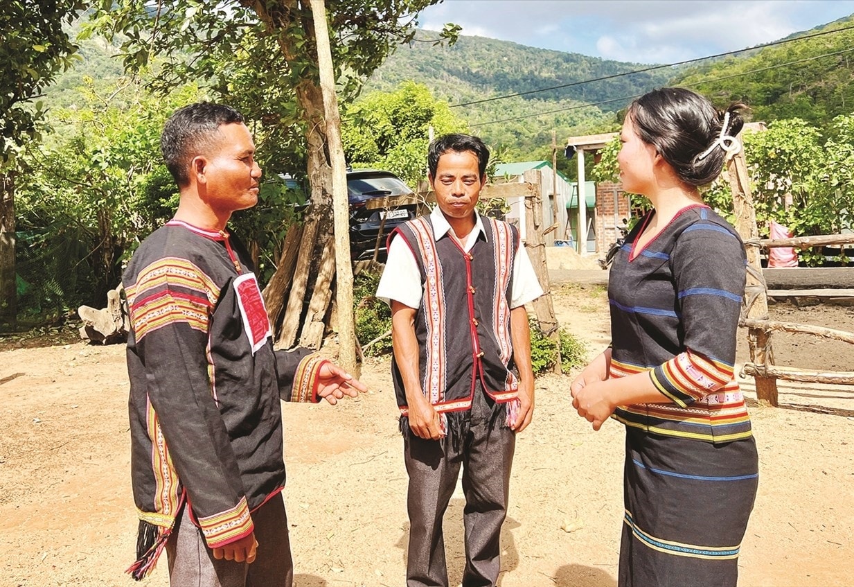 Anh Kpui Tiên (bìa trái) là Người có uy tín trẻ tuổi của làng Plei Hlốp, xã  Chư Pưh phát huy vai trò nam giới trong truyền thông bình đẳng giới. Ảnh Ngọc Thu