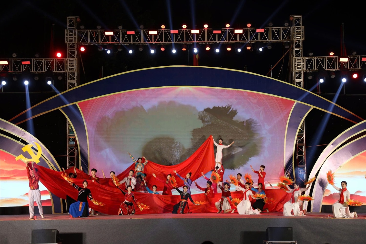 Hội thi tạo cơ hội để các đội tuyên truyền lưu động giao lưu, lan tỏa tinh thần yêu nước và niềm tin vào Đảng, đồng thời góp phần nâng cao đời sống văn hóa tinh thần cho Nhân dân Hội thi tạo cơ hội để các đội tuyên truyền lưu động giao lưu, lan tỏa tinh thần yêu nước và niềm tin vào Đảng, đồng thời góp phần nâng cao đời sống văn hóa tinh thần cho Nhân dân