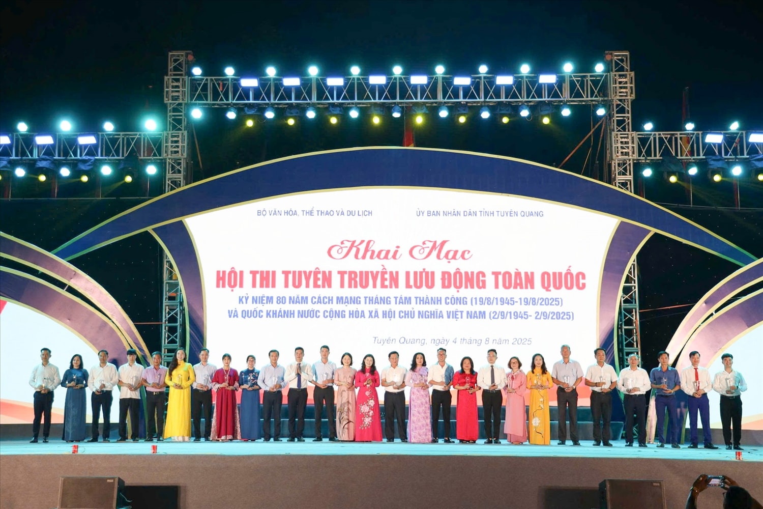 Các đội tuyên truyền lưu động tham gia Hội thi năm nay nhận quà lưu niệm từ lãnh đạo tỉnh Tuyên Quang Các đội tuyên truyền lưu động tham gia Hội thi năm nay nhận quà lưu niệm từ lãnh đạo tỉnh Tuyên Quang