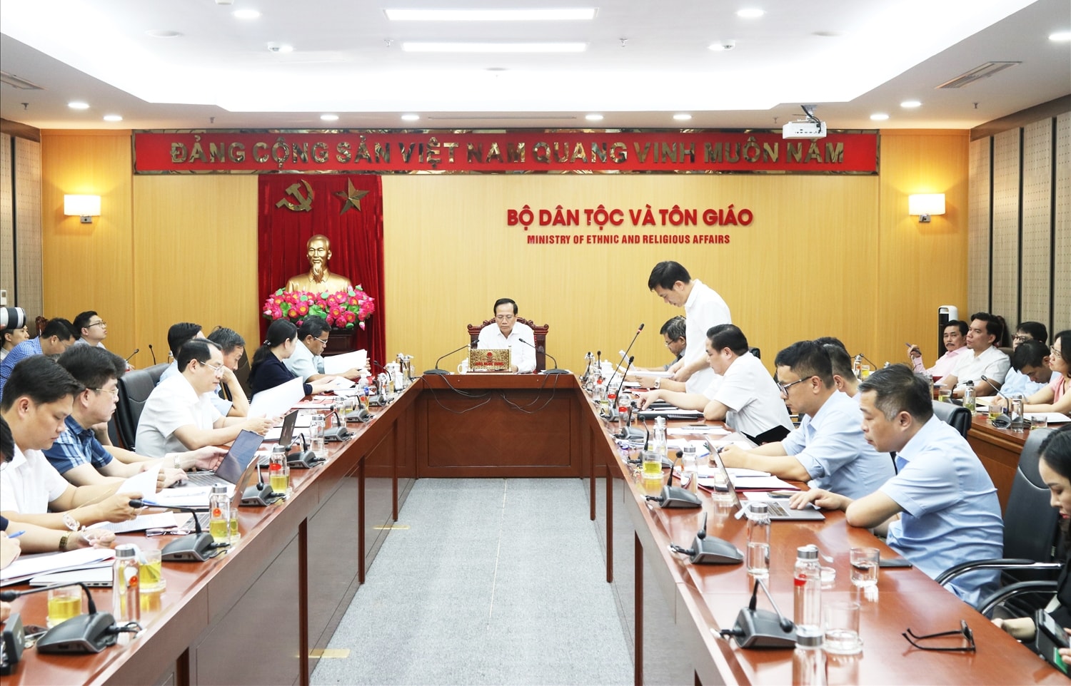 Quang cảnh cuộc họp