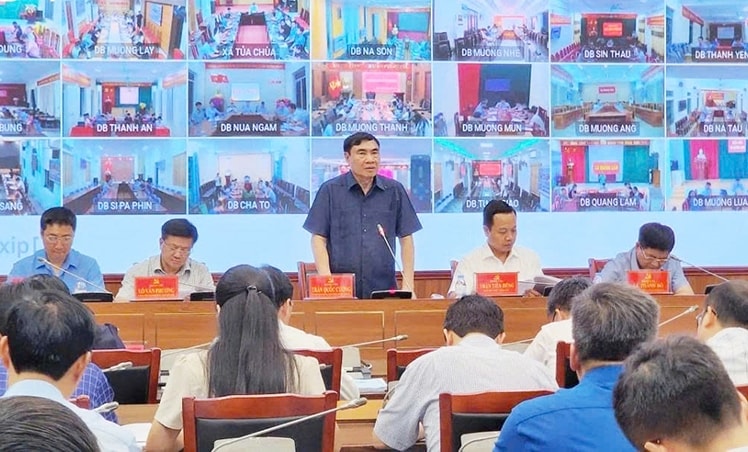 Ông Trần Quốc Cường, Bí thư Tỉnh ủy Điện Biên chỉ đạo cuộc họp trong đêm 4/8