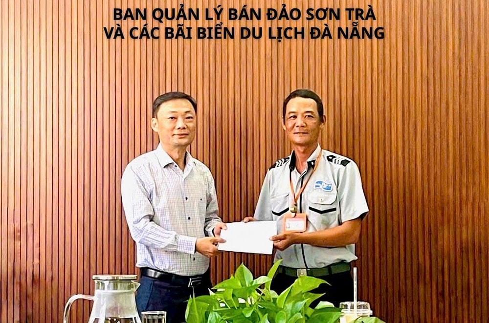Anh Phan Thanh Trinh (bên phải) được khen thưởng vì có hành động đẹp giúp du khách tìm thấy nhẫn đính hôn. (Ảnh Đà Nẵng).