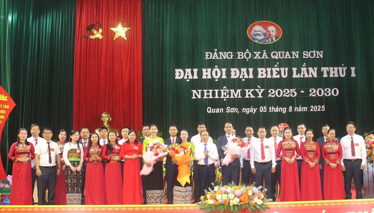 Lãnh đạo tỉnh tặng hoa Ban Chấp hành Đảng bộ xã Quan Sơn nhiệm kỳ 2025 - 2030. (Ảnh Quỳnh Trâm) 