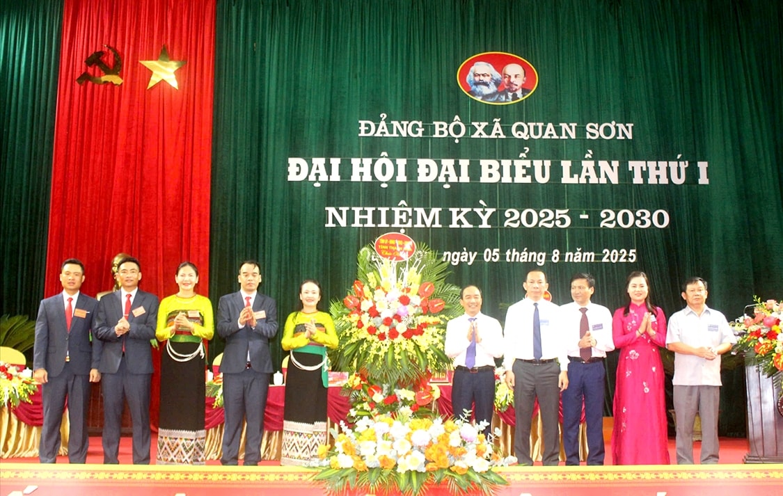 Lãnh đạo tỉnh tặng lẵng hoa chúc mừng Đại hội. (Ảnh Quỳnh Trâm) 