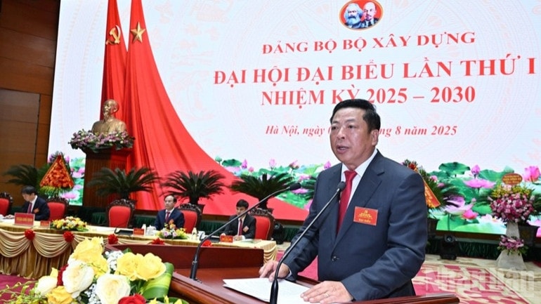 Bộ trưởng Xây dựng Trần Hồng Minh phát biểu ý kiến khai mạc Đại hội đại biểu Đảng bộ Bộ Xây dựng lần thứ I, nhiệm kỳ 2025 - 2030. (Ảnh: Trần Hải) 