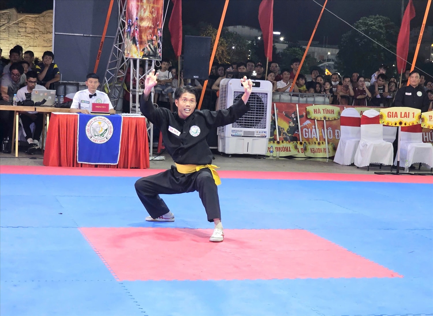 VĐV đội tuyển Võ cổ truyền tỉnh Gia Lai thi đấu ở nội quyền thuật với bài “Hùng kê quyền” VĐV đội tuyển Võ cổ truyền tỉnh Gia Lai thi đấu ở nội quyền thuật với bài “Hùng kê quyền”