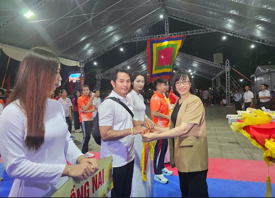 Phó Chủ tịch UBND tỉnh Gia Lai Nguyễn Thị Thanh Lịch tặng cờ lưu niệm cho các đoàn Phó Chủ tịch UBND tỉnh Gia Lai Nguyễn Thị Thanh Lịch tặng cờ lưu niệm cho các đoàn