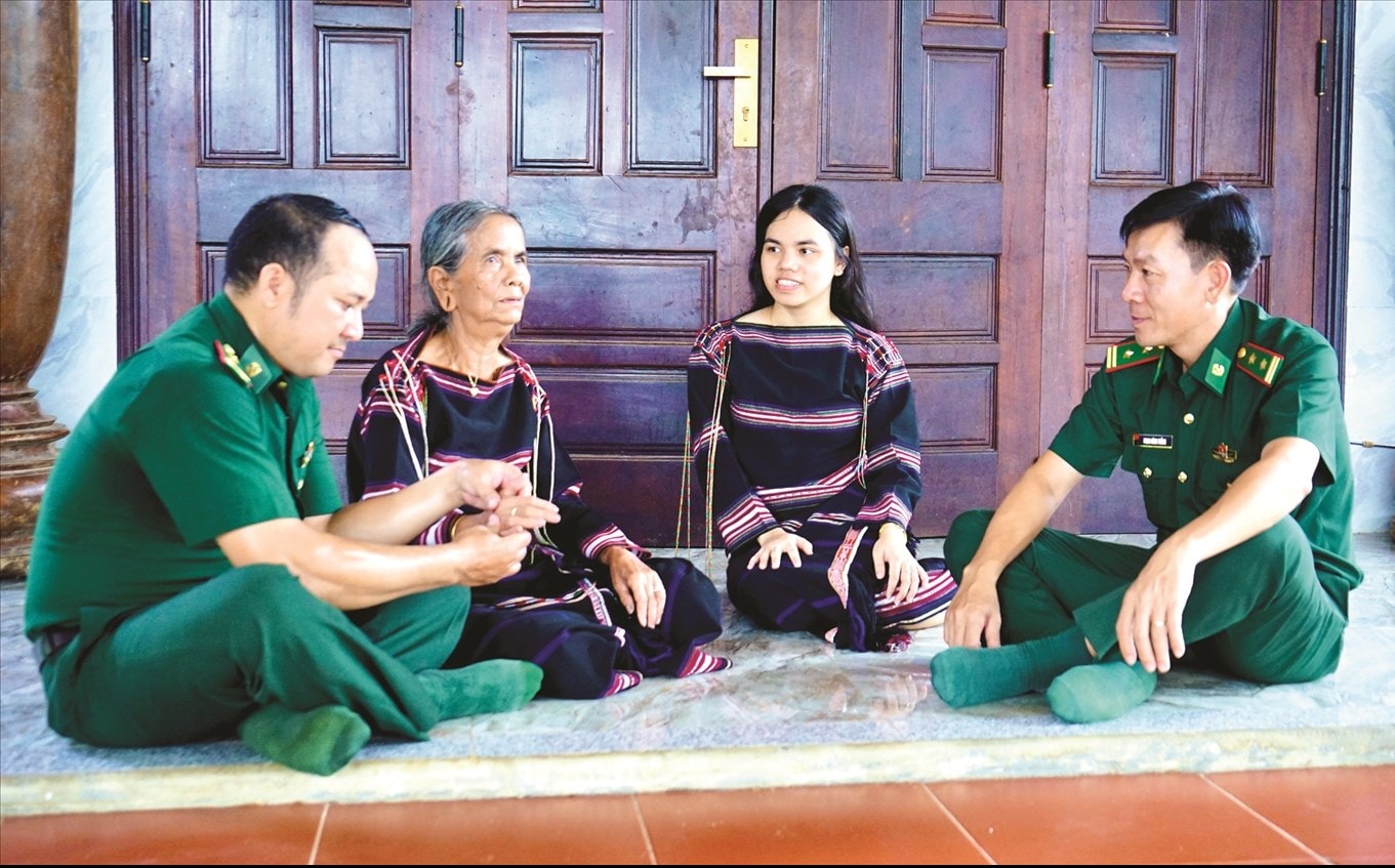 Cán bộ, chiến sĩ chốt 383, Đồn Biên phòng Ia Púch nỗ lực vượt khó thực hiện tốt nhiệm vụ quản lý,  bảo vệ khu vực biên giới tiếp giáp với nước bạn Campuchia. Ảnh Ngọc Thu