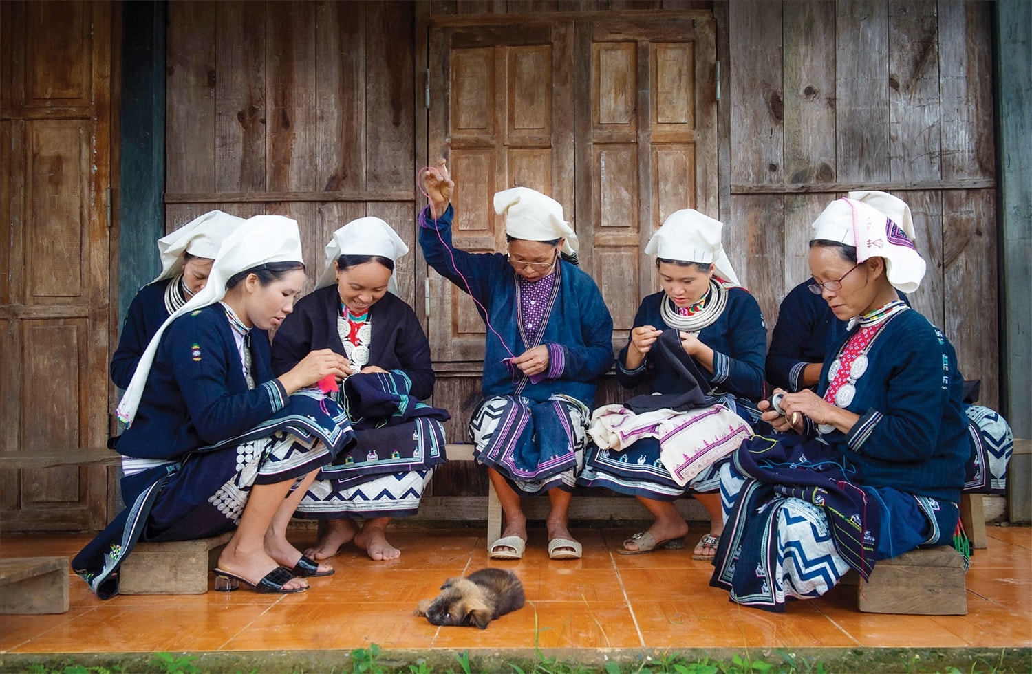 Đồng bào Dao ở xã Tam Kim ngoài làm nông nghiệp, những lúc nông nhàn, hay lúc lên nương, đi chợ... phụ nữ dân tộc Dao tiền lại chăm chỉ quay sợi, xe tơ để dệt vải, thêu thổ cẩm để làm ra những bộ váy áo, nhiều màu sắc, rất đẹp, mang đậm nét đặc trưng