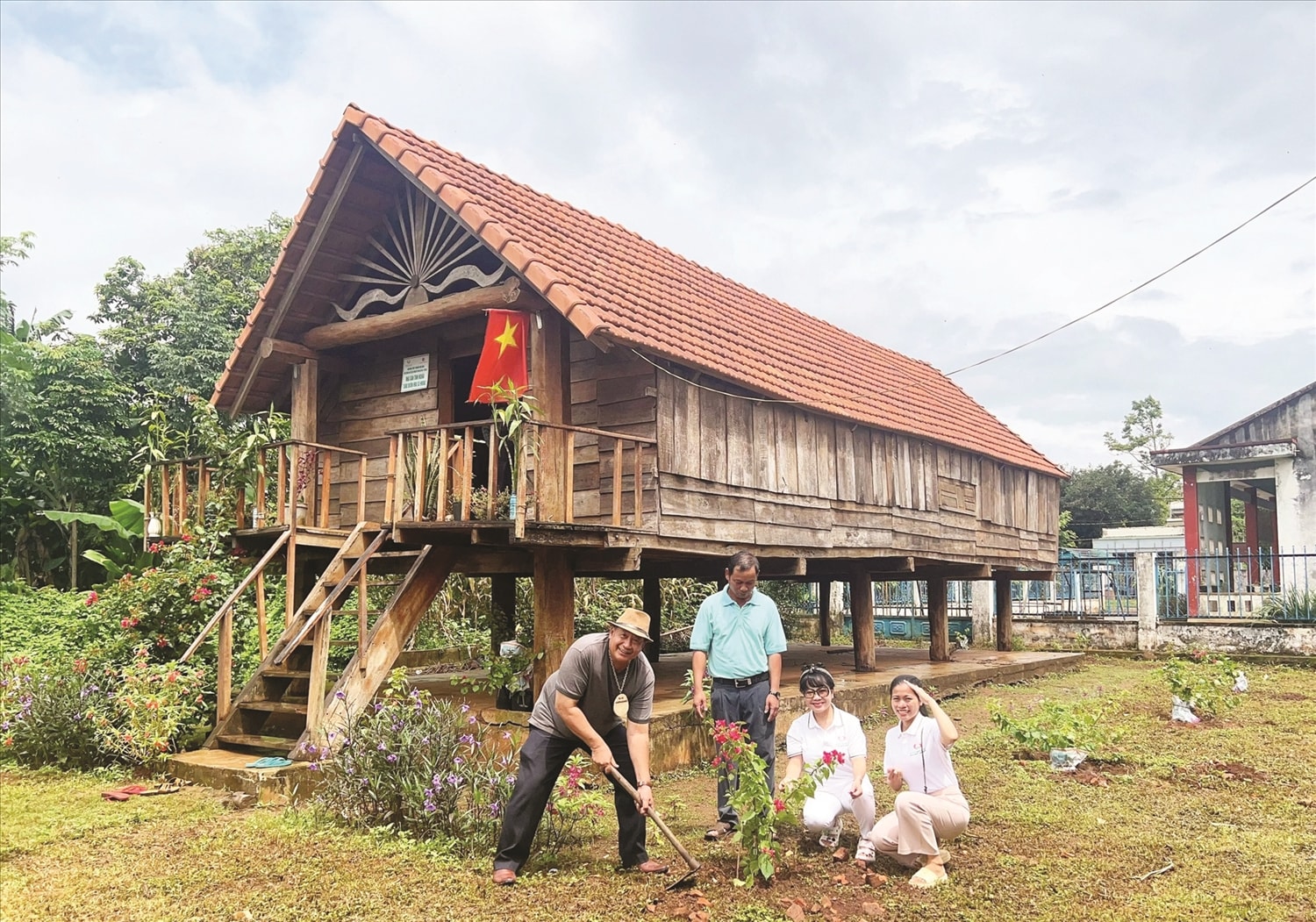 Cán bộ đến tận nhà đồng bào hướng dẫn người dân trồng hoa, làm đẹp khuôn viên nhà ở, cảnh quan môi trường sống
