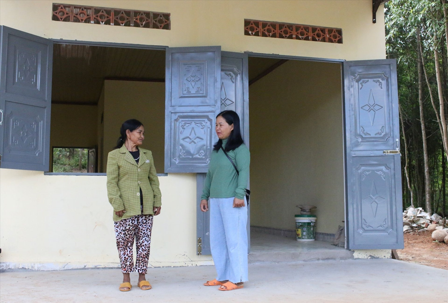 Chính quyền sát cơ sở và đảng viên bám hộ là yếu tố cốt lõi làm nên sự thành công trong công tác xóa nhà tạm, nhà dột nát ở tỉnh Quảng Ngãi. (Ảnh: Ngọc Chí)