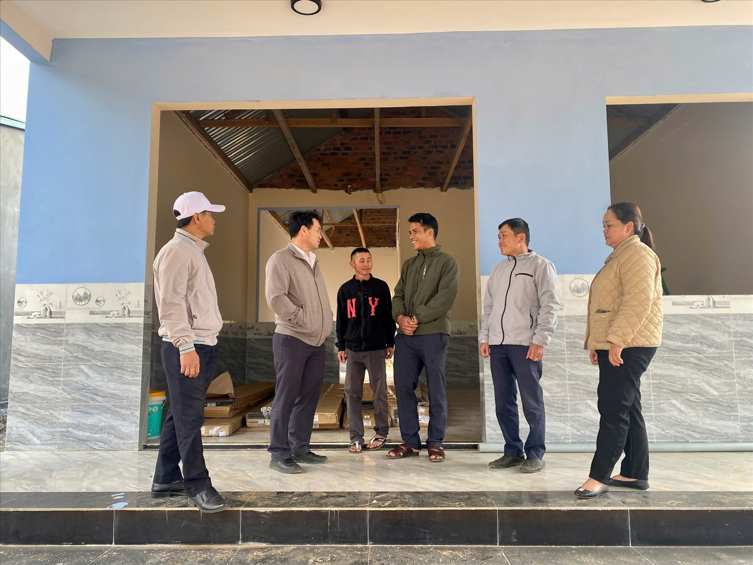 Quá trình xóa nhà tạm, chính quyền các xã của tỉnh Quảng Ngãi luôn sát cơ sở để kịp thời giải quyết những khó khăn, vướng mắc của các hộ được hỗ trợ. (Ảnh: Ngọc Chí)