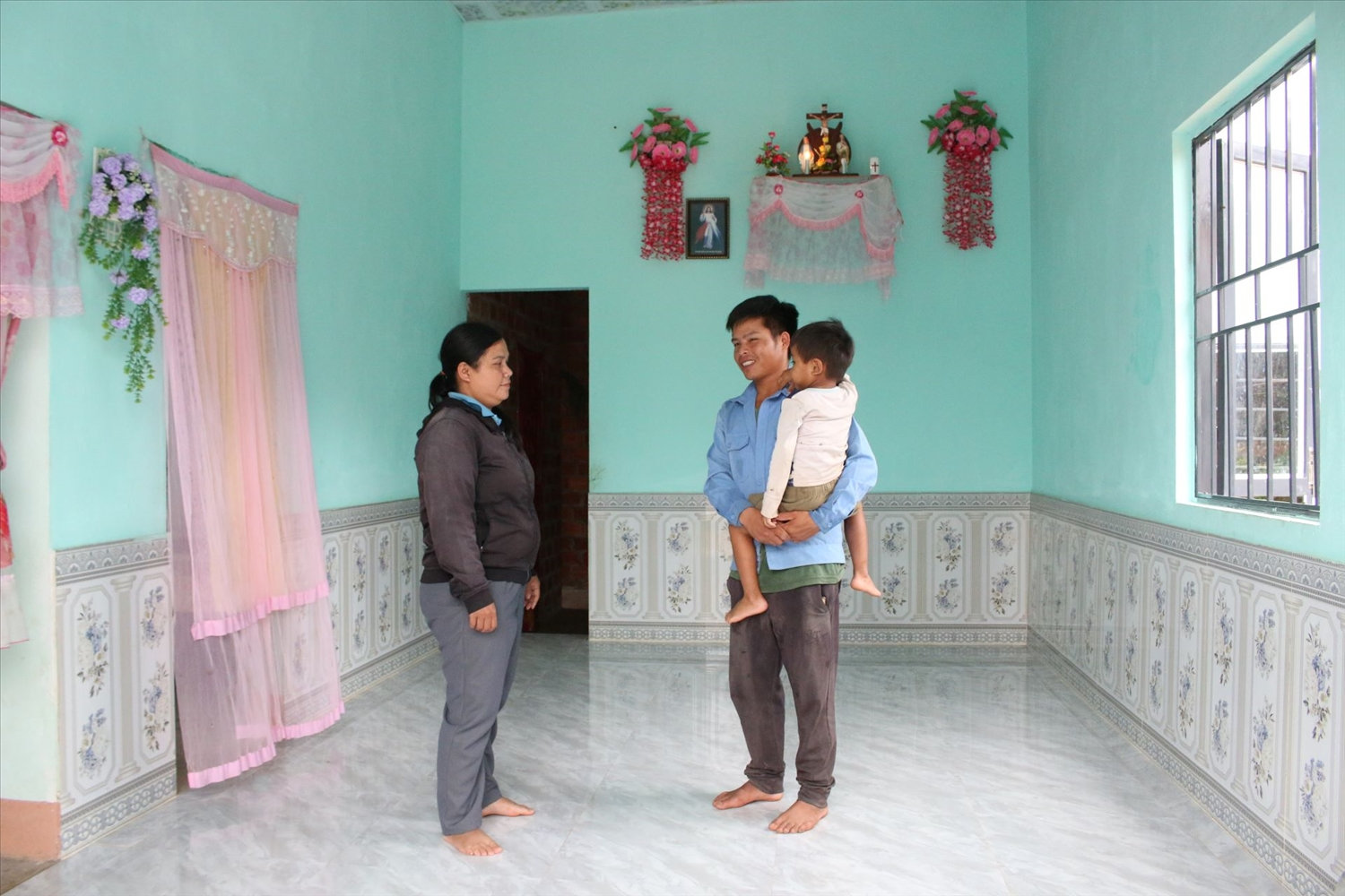 Chị Y Tiến (bên trái), đảng viên Chi bộ thôn Kon Rngâng, xã Đăk Ui luôn đồng hành, tư vấn và giúp đỡ hộ anh A Huy trong quá trình xây dựng nhà. (Ảnh: Ngọc Chí)